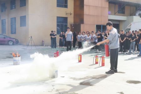 傲群刷业消防实战演练：安全基因筑牢智造根基
