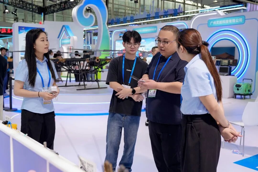 海外客户洽谈 傲群刷业向海外客户介绍产品