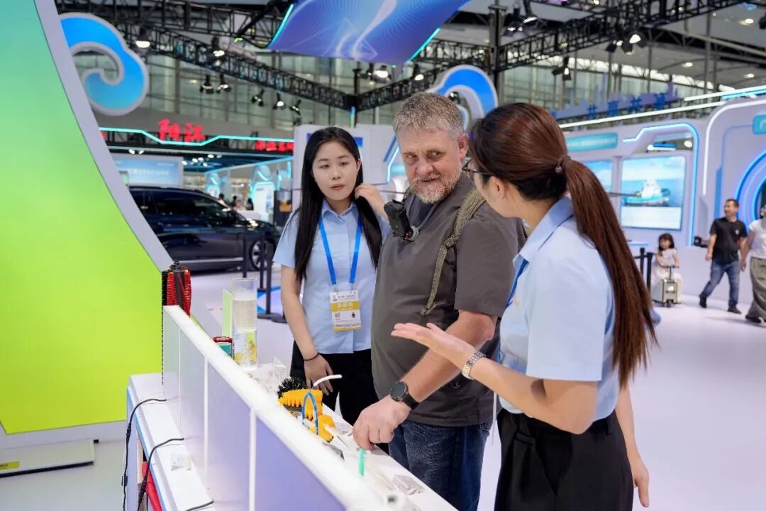 展会现场交流 傲群刷业工作人员与客户交流